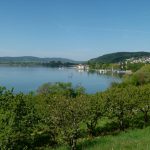 Ludwigshafen am Bodensee und im Hintergrund die leichten Höhenzüge des Hegaus