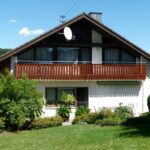 Sicht vom Garten auf die herrliche Ferienwohnung 2 unterm Dach mit Balkon