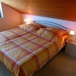 separates Schlafzimmer mit zwei getrennten Matratzen und großem Schrank